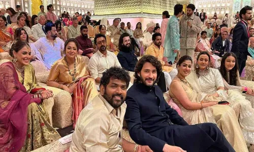 Trending: అంబానీ పెళ్లిలో సౌత్ స్టార్స్ అంతా ఒకే ఫ్రేమ్ లో.. గోల్డెన్ ఫ్రేమ్ Trending: అంబానీ పెళ్లిలో సౌత్ స్టార్స్ అంతా ఒకే ఫ్రేమ్ లో.. గోల్డెన్ ఫ్రేమ్