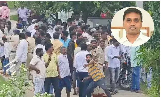 AP: పుంగనూరులో ఉద్రిక్తత.. వైసీపీ ఎంపీ హౌస్ అరెస్ట్ AP: పుంగనూరులో ఉద్రిక్తత.. వైసీపీ ఎంపీ హౌస్ అరెస్ట్