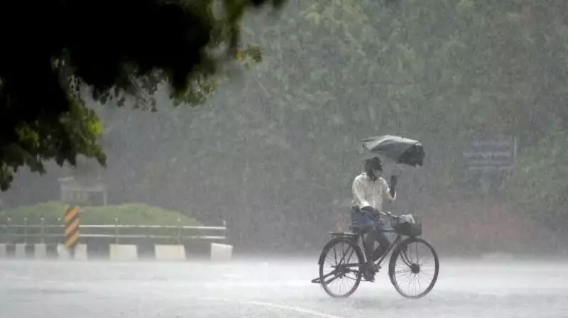 Heavy Rains: తెలంగాణలో పలు జిల్లాలకు రెడ్ అలెర్ట్.. Heavy Rains: తెలంగాణలో పలు జిల్లాలకు రెడ్ అలెర్ట్..