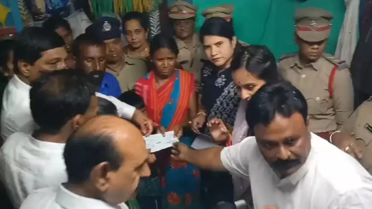 Muchumarri: ముచ్చుమర్రిలో అదృశ్యమైన బాలిక కుటుంబానికి రూ. 10 లక్షల చెక్ Muchumarri: ముచ్చుమర్రిలో అదృశ్యమైన బాలిక కుటుంబానికి రూ. 10 లక్షల చెక్