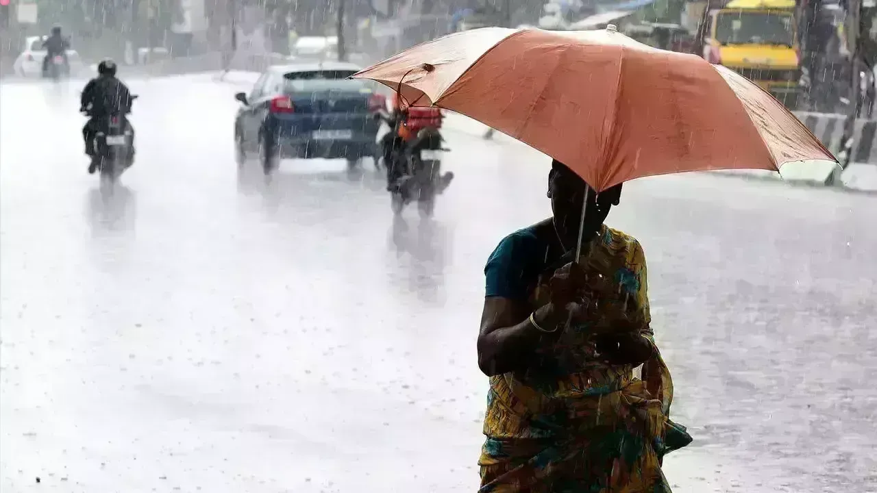 AP Rains: ఏపీలో భారీ వర్షాలు, పలు జిల్లాల్లో విద్యా సంస్థలకు సెలవు.. AP Rains: ఏపీలో భారీ వర్షాలు, పలు జిల్లాల్లో విద్యా సంస్థలకు సెలవు..