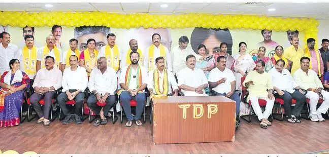 AP: విశాఖలో వైసీపీకి భారీ షాక్.. మేయర్ పీఠంపై కూటమి కన్ను AP: విశాఖలో వైసీపీకి భారీ షాక్.. మేయర్ పీఠంపై కూటమి కన్ను