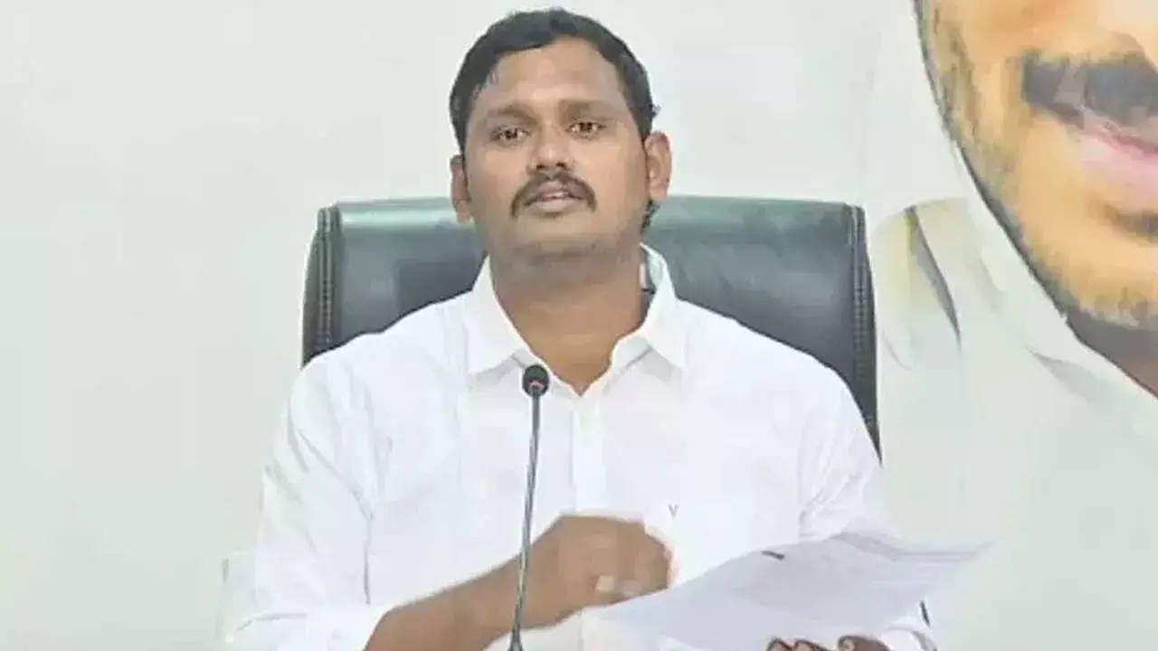 YSRCP : వైసీపీ అధికార ప్రతినిధి అరెస్ట్ YSRCP : వైసీపీ అధికార ప్రతినిధి అరెస్ట్