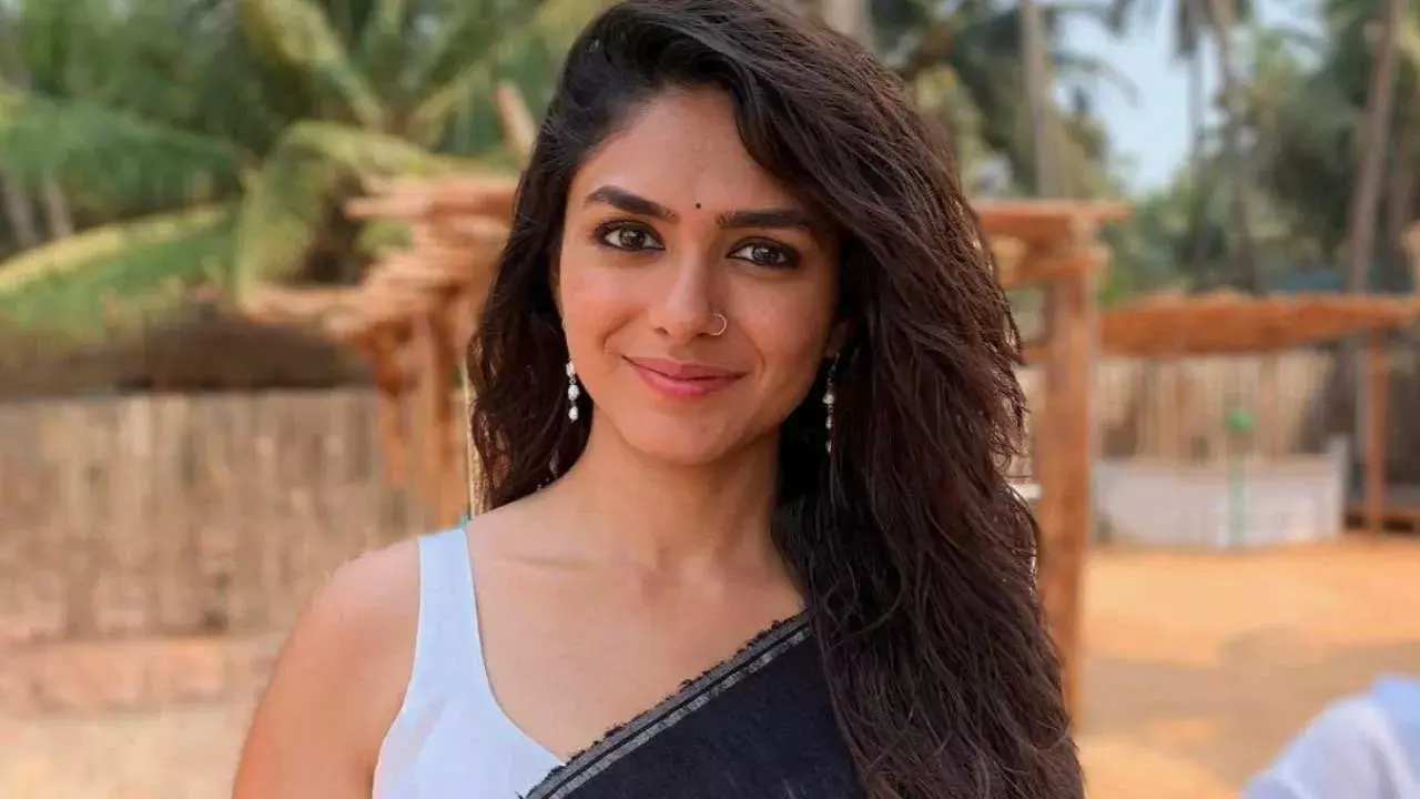 Mrunal Thakur : బాలీవుడ్ లో మరో ఆఫర్ అందుకున్న మృణాళ్ ! Mrunal Thakur : బాలీవుడ్ లో మరో ఆఫర్ అందుకున్న మృణాళ్ !