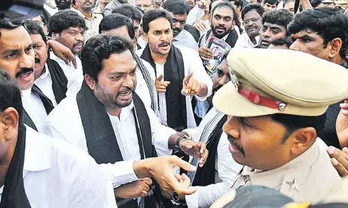 JAGAN: పోలీసు అధికారికి జగన్ హెచ్చరిక JAGAN: పోలీసు అధికారికి జగన్ హెచ్చరిక