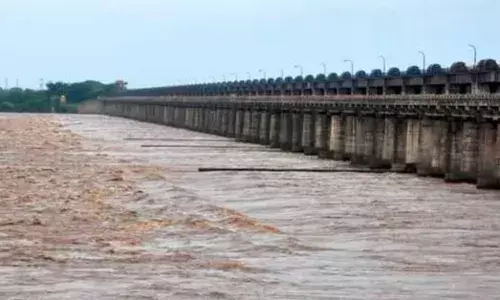 RAINS: గోదావరి మహోగ్రరూపం RAINS: గోదావరి మహోగ్రరూపం