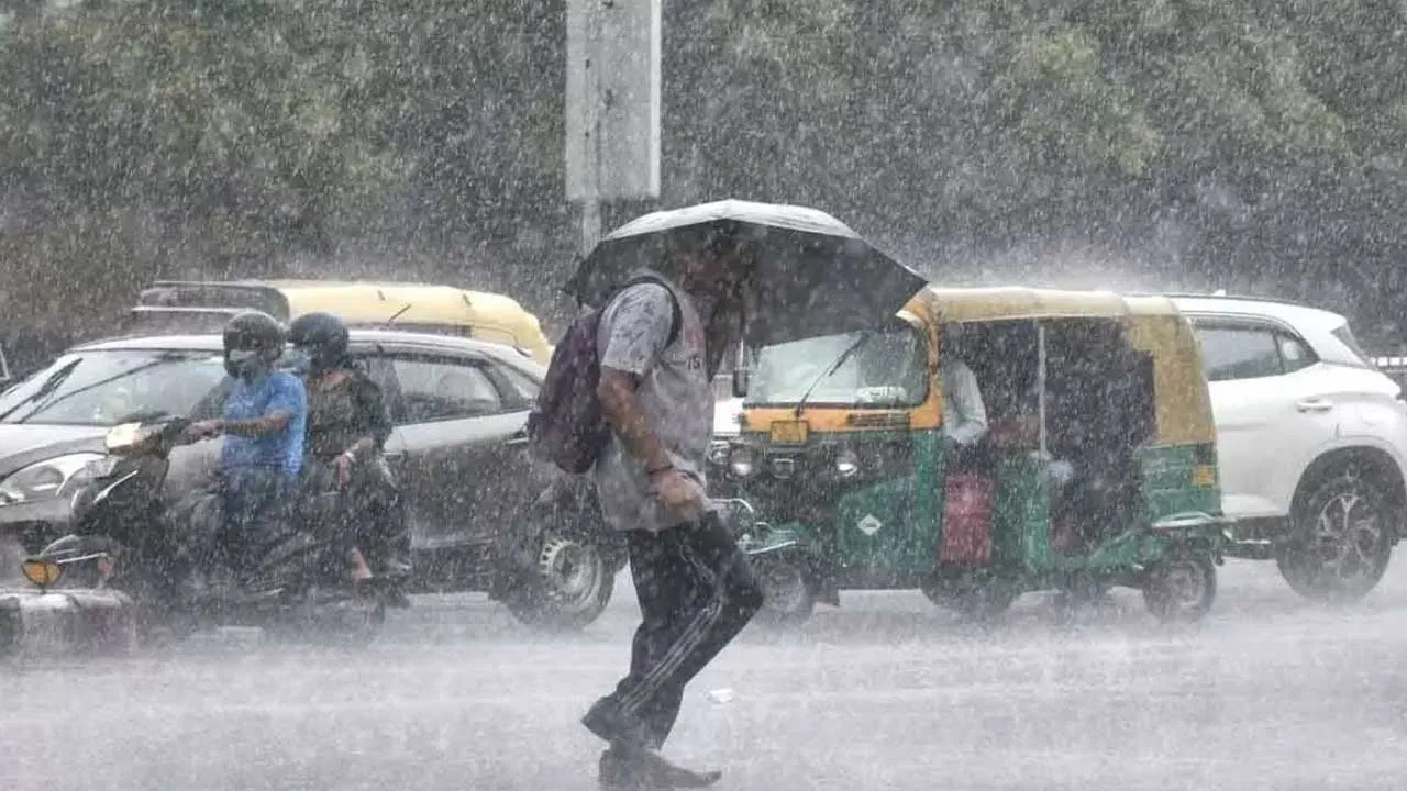 Heavy Rainfall : మూడు రోజులు వానలే వానలు.. సర్కారు హైఅలర్ట్ Heavy Rainfall : మూడు రోజులు వానలే వానలు.. సర్కారు హైఅలర్ట్
