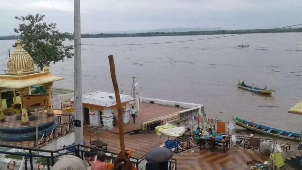 Bhadrachalam : భద్రాచలం వద్ద గోదావరి మరో ప్రమాద హెచ్చరిక Bhadrachalam : భద్రాచలం వద్ద గోదావరి మరో ప్రమాద హెచ్చరిక