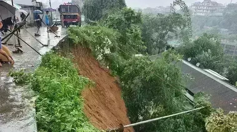 Landslides: భారీ వర్షాలకు విరిగిపడ్డ కొండ చరియలు..