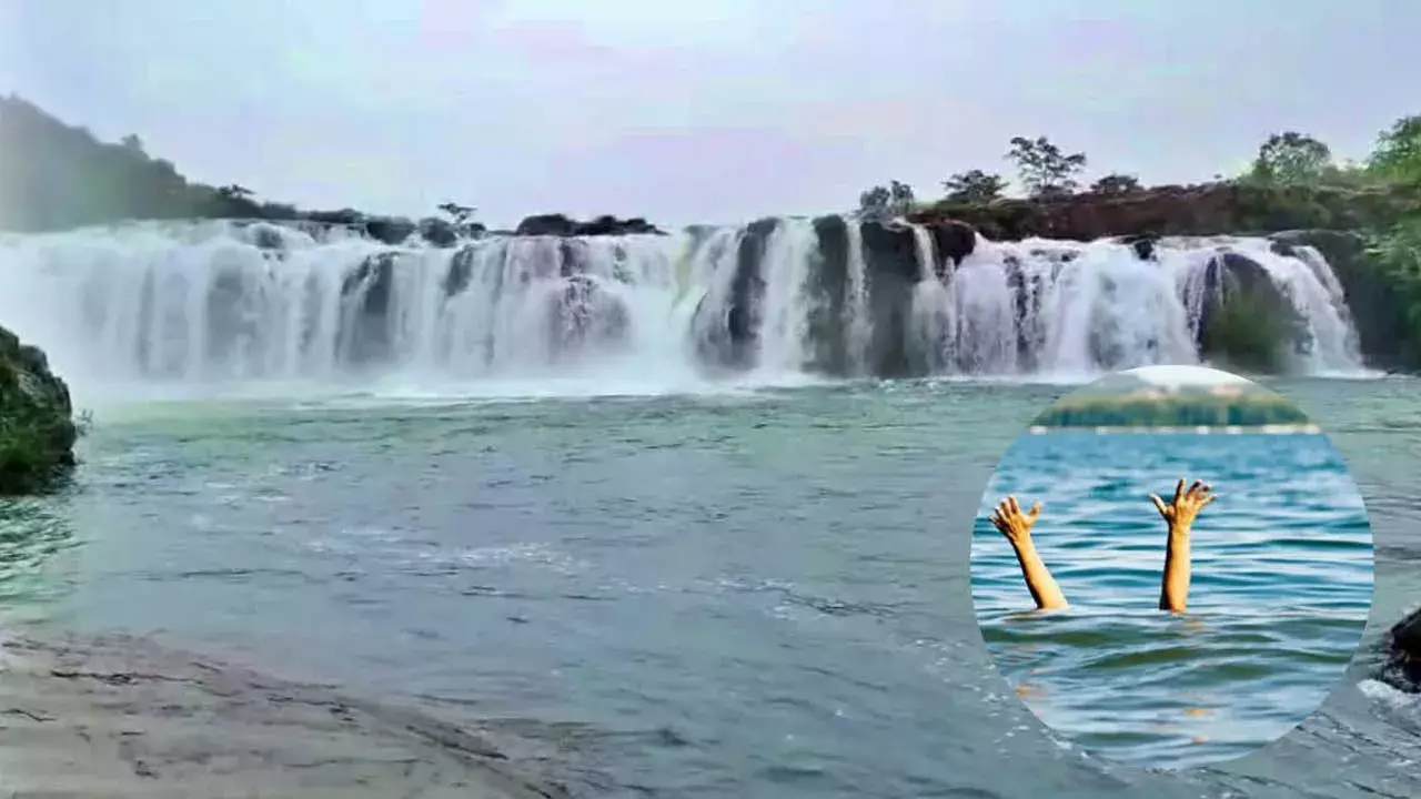 Tragedy at Bogatha Waterfalls : బొగత జలపాతం లోయలో పడి ఒకరు మృతి Tragedy at Bogatha Waterfalls : బొగత జలపాతం లోయలో పడి ఒకరు మృతి