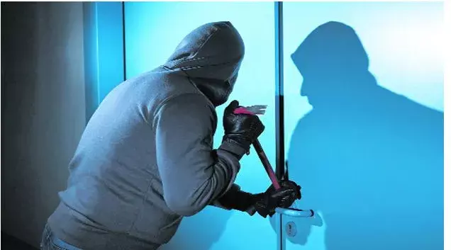 CRIME: డైరెక్టర్ అయ్యేందుకు చోరీలు CRIME: డైరెక్టర్ అయ్యేందుకు చోరీలు