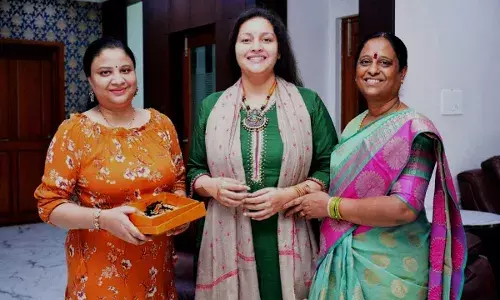 Renu Desai : తెలంగాణ మంత్రిని కలిసిన రేణుదేశాయ్ Renu Desai : తెలంగాణ మంత్రిని కలిసిన రేణుదేశాయ్