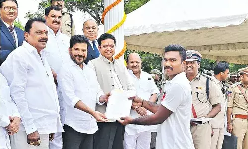 REVANTH: మూడు నెలల్లో 60 వేల పోస్టుల భర్తీ REVANTH: మూడు నెలల్లో 60 వేల పోస్టుల భర్తీ