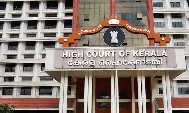 Kerala HC : న్యాయవాదులకు వింత శిక్ష విధించిన కేరళ హైకోర్టు Kerala HC : న్యాయవాదులకు వింత శిక్ష విధించిన కేరళ హైకోర్టు