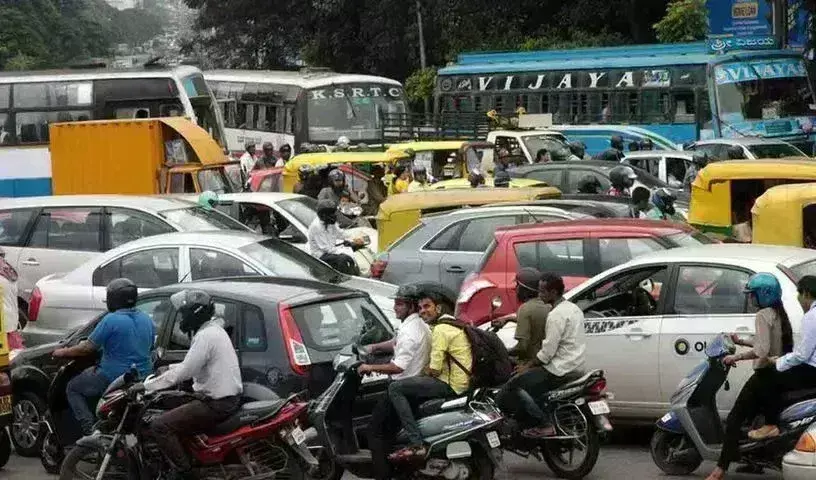 Bengaluru: కారులో కన్నా నడిస్తేనే వేగంగా వెళ్లొచ్చు.. Bengaluru: కారులో కన్నా నడిస్తేనే వేగంగా వెళ్లొచ్చు..