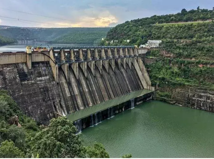 AP: శ్రీశైలానికి భారీగా వరద.. గేట్లు ఎత్తేందుకు సమాయత్తం AP: శ్రీశైలానికి భారీగా వరద.. గేట్లు ఎత్తేందుకు సమాయత్తం