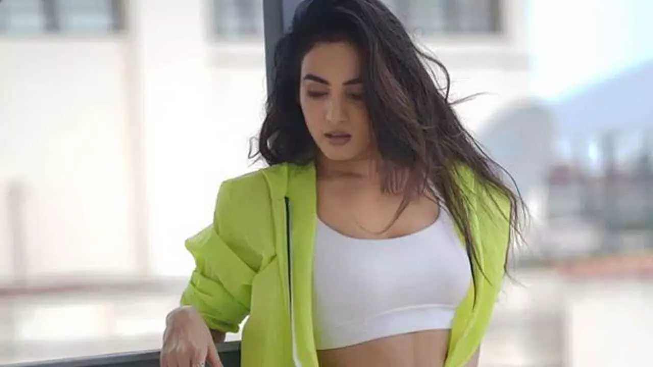 Sonal Chauhan : సోనాల్ కొత్తదారి వెతుక్కుందా? Sonal Chauhan : సోనాల్ కొత్తదారి వెతుక్కుందా?