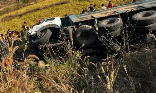 నయాగర్‌లో మినీ లారీ బోల్తా.. 15 మంది మహిళా కూలీలకు తీవ్ర గాయాలు