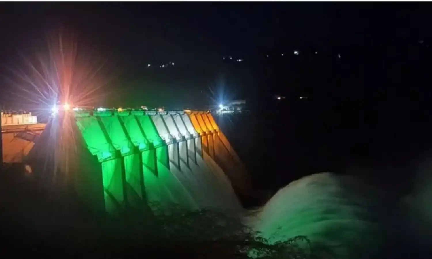 SRISAILAM: శ్రీశైలం గేట్లు ఓపెన్.. పర్యాటకుల రాకతో కళకళ SRISAILAM: శ్రీశైలం గేట్లు ఓపెన్.. పర్యాటకుల రాకతో కళకళ