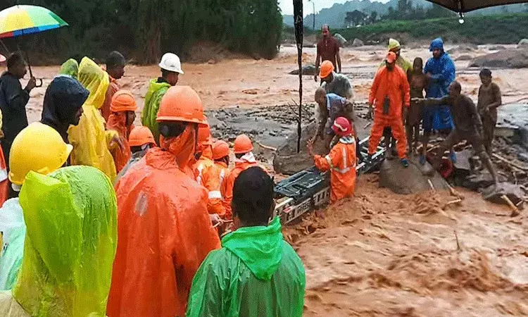 వాయనాడ్: విరిగిపడిన కొండచరియలు.. 11 మంది మృతి, వరదలో చిక్కుకున్న వందలమంది