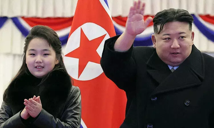 ఉత్తర కొరియా: కిమ్ జోంగ్ ఉన్ కి ఆరోగ్య సమస్యలు.. అధ్యక్ష పీఠాన్ని అధిరోహించనున్న కుమార్తె ఉత్తర కొరియా: కిమ్ జోంగ్ ఉన్ కి ఆరోగ్య సమస్యలు.. అధ్యక్ష పీఠాన్ని అధిరోహించనున్న కుమార్తె