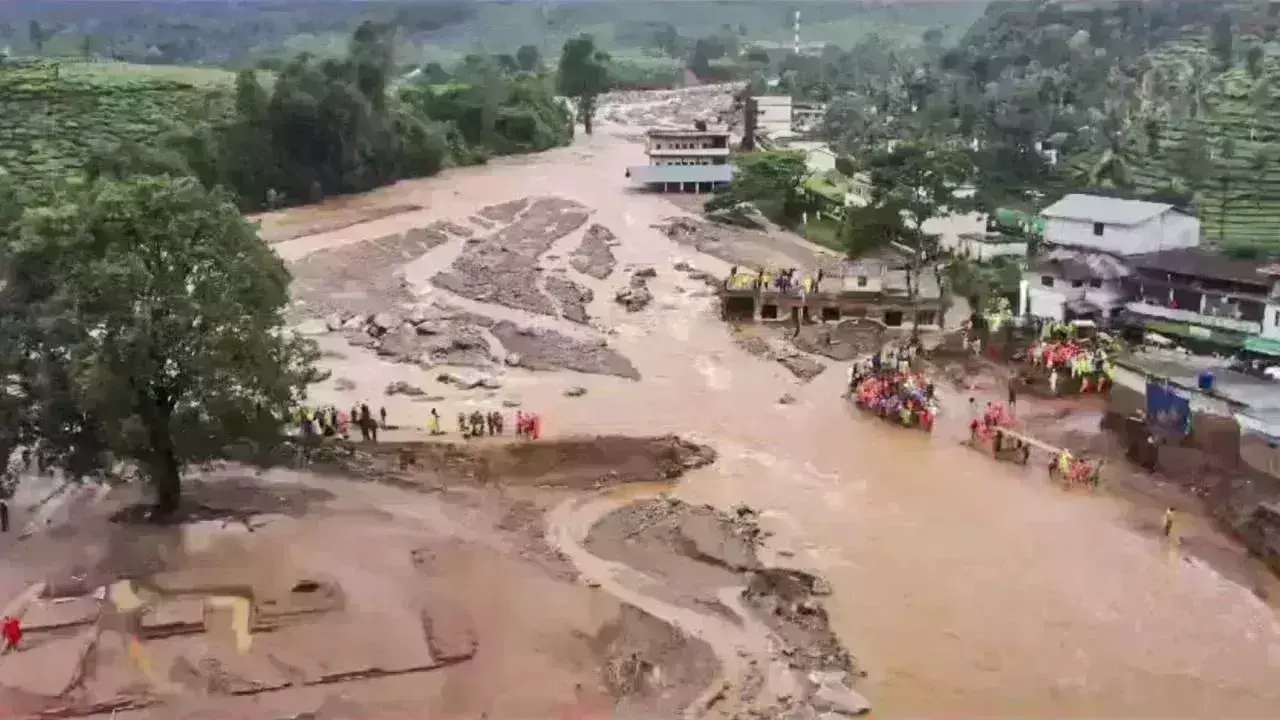 Wayanad Landslides : వాయనాడ్లో ప్రకృతి విధ్వంసం Wayanad Landslides : వాయనాడ్లో ప్రకృతి విధ్వంసం