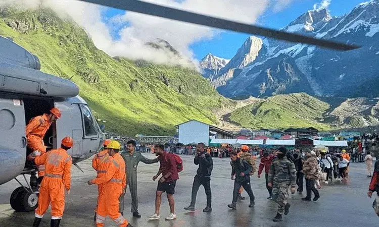 Uttara Khand: కొండచరియలు విరిగిపడి 23 మంది మృతి.. 800 మంది యాత్రికులను విమానంలో..