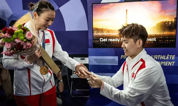 బ్యాడ్మింటన్లో బంగారు పతకాన్ని గెలుచుకున్న ప్రియురాలు.. స్వీట్ ప్రపోజ్ చేసిన ప్రియుడు బ్యాడ్మింటన్లో బంగారు పతకాన్ని గెలుచుకున్న ప్రియురాలు.. స్వీట్ ప్రపోజ్ చేసిన ప్రియుడు