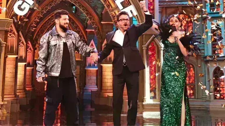 Bigg Boss OTT 3 Winner: రూ.25లక్షల ప్రైజ్ మనీతో ట్రోఫీ అందుకున్న సనా మఖ్బుల్ Bigg Boss OTT 3 Winner: రూ.25లక్షల ప్రైజ్ మనీతో ట్రోఫీ అందుకున్న సనా మఖ్బుల్