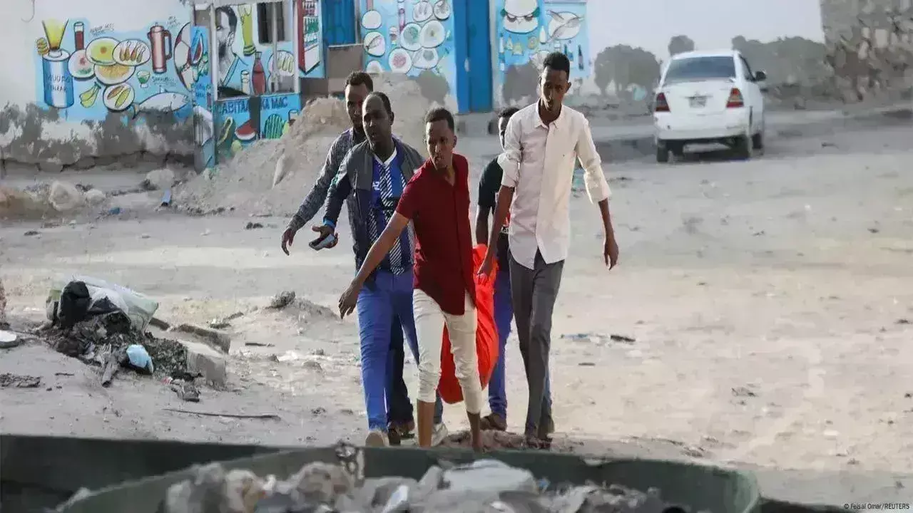 Somalia beach: సోమాలియా బీచ్లో ఆత్మాహుతి దాడి.. 32 మంది మృతి.. 63 మందికి గాయాలు Somalia beach: సోమాలియా బీచ్లో ఆత్మాహుతి దాడి.. 32 మంది మృతి.. 63 మందికి గాయాలు