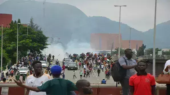 Nigeria : నైజీరియాలో నిరసన తెలుపుతున్న వారిపై పోలీసులు కాల్పులు