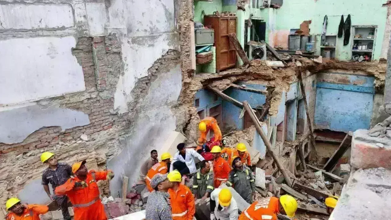 Kashi Vishwanath Temple: కాశీ విశ్వనాథ దేవాలయం సమీపంలో  ఇళ్లు కూలి 8 మంది సమాధి