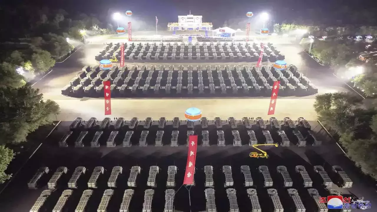 కిమ్ దూకుడు.. 250 న్యూక్లియర్ లాంఛర్లతో ఆయుధ ప్రదర్శన కిమ్ దూకుడు.. 250 న్యూక్లియర్ లాంఛర్లతో ఆయుధ ప్రదర్శన