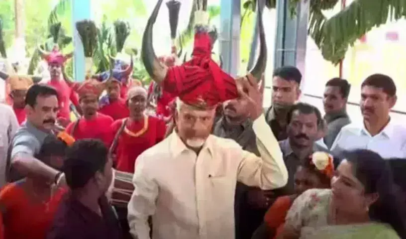 Chandrababu:  డప్పు వాయించి.. గిరిజన నృత్యంతో ఆకట్టుకున్న చంద్రబాబు Chandrababu:  డప్పు వాయించి.. గిరిజన నృత్యంతో ఆకట్టుకున్న చంద్రబాబు