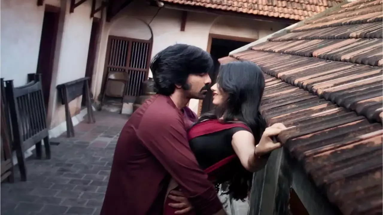 Bhagyashri Borse : నేను రవితేజ హీరోయిన్ ని.. అలా ఎందుకు చేస్తాను..