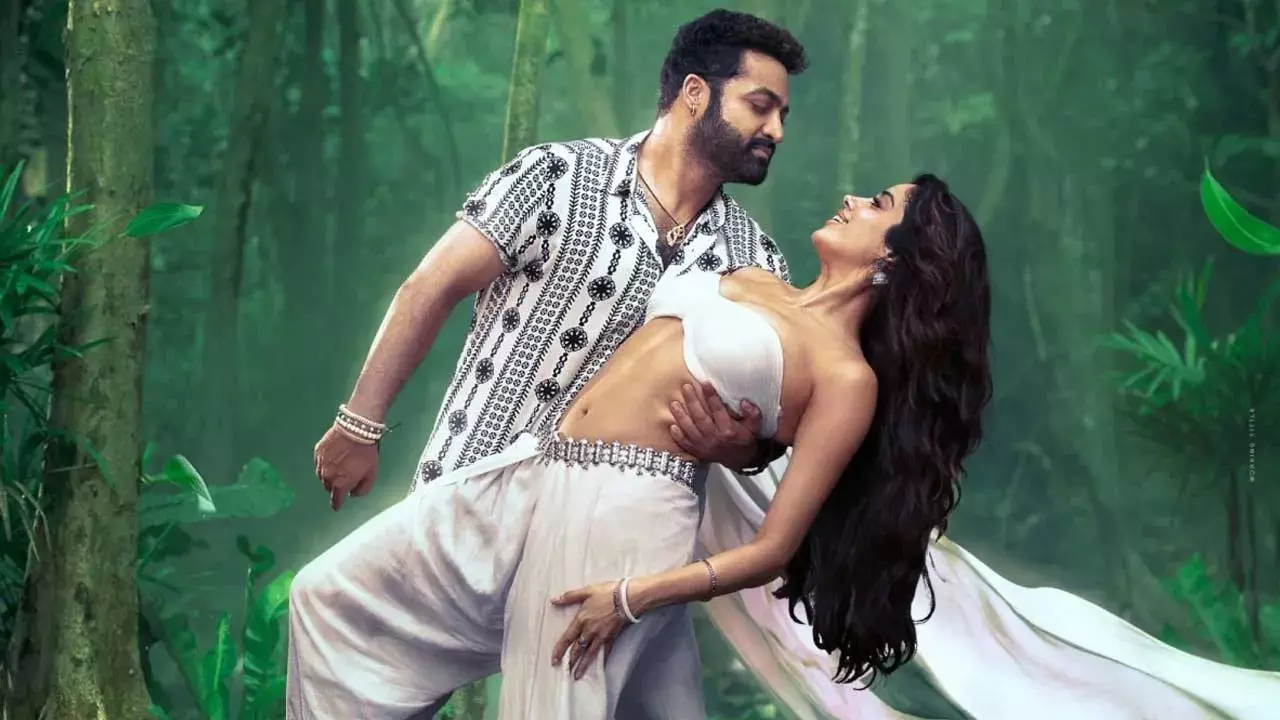 Chuttamalle Song: చుట్టమల్లేకు వస్తోన్న రెస్పాన్స్ కు డబుల్ హ్యాపీ : జాన్వీకపూర్ Chuttamalle Song: చుట్టమల్లేకు వస్తోన్న రెస్పాన్స్ కు డబుల్ హ్యాపీ : జాన్వీకపూర్