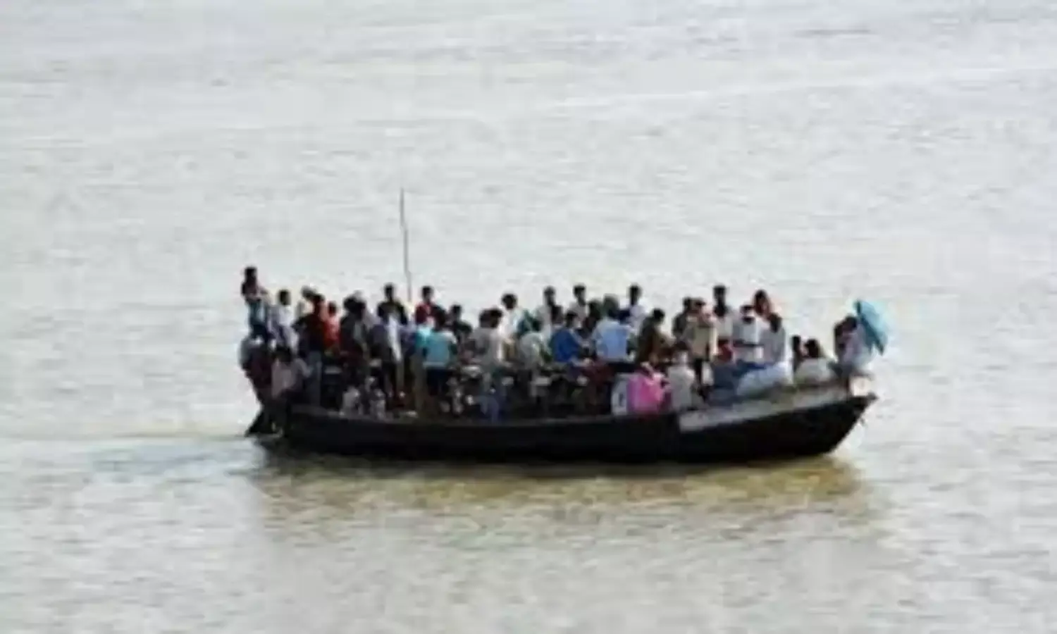 Bihar : బీహార్ లోని నదిలో మునిగిపోయిన పడవ..