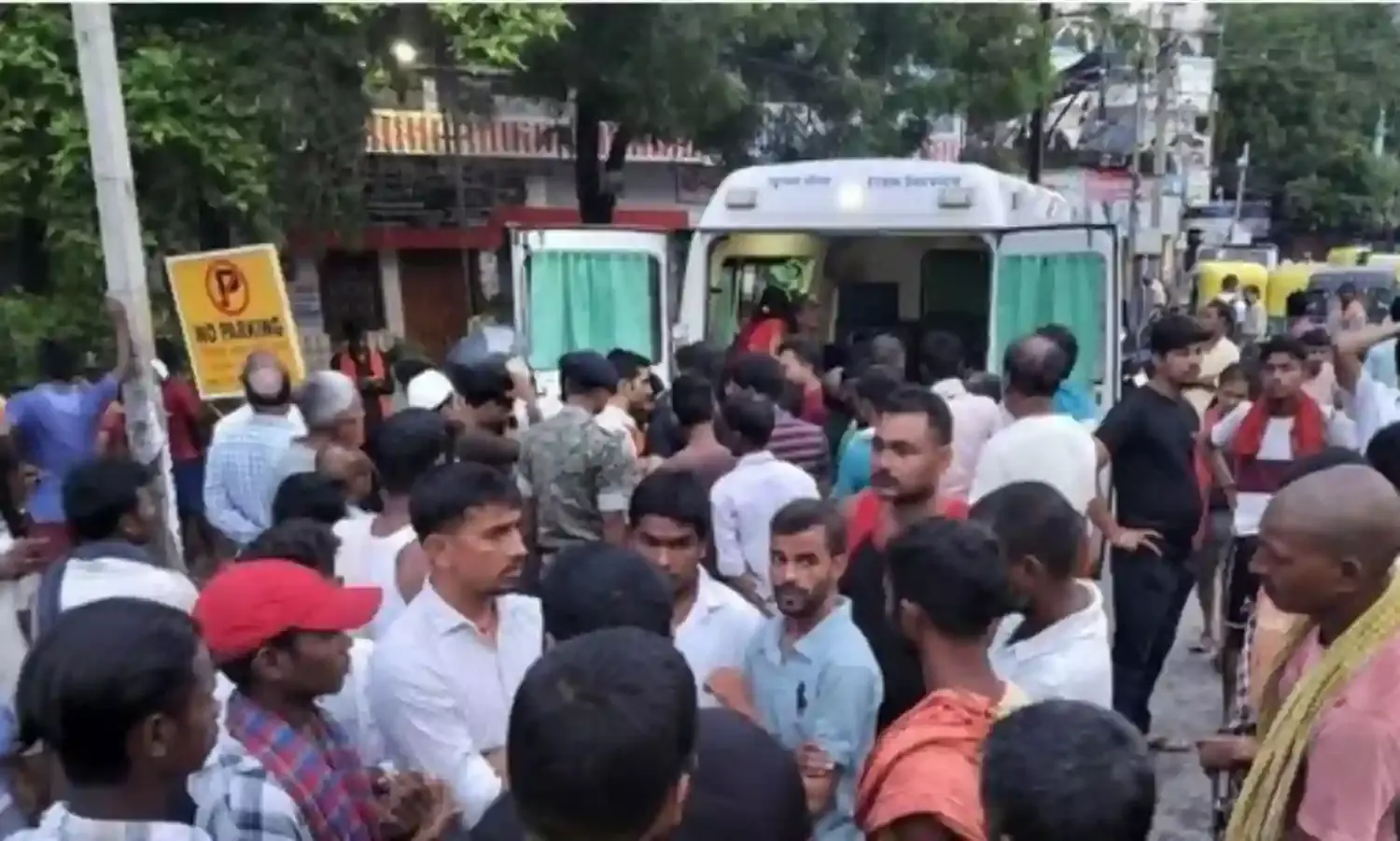 Siddhnath Temple: ఆలయంలోతొక్కిసలాట.. ఏడుగురు మృతి Siddhnath Temple: ఆలయంలోతొక్కిసలాట.. ఏడుగురు మృతి
