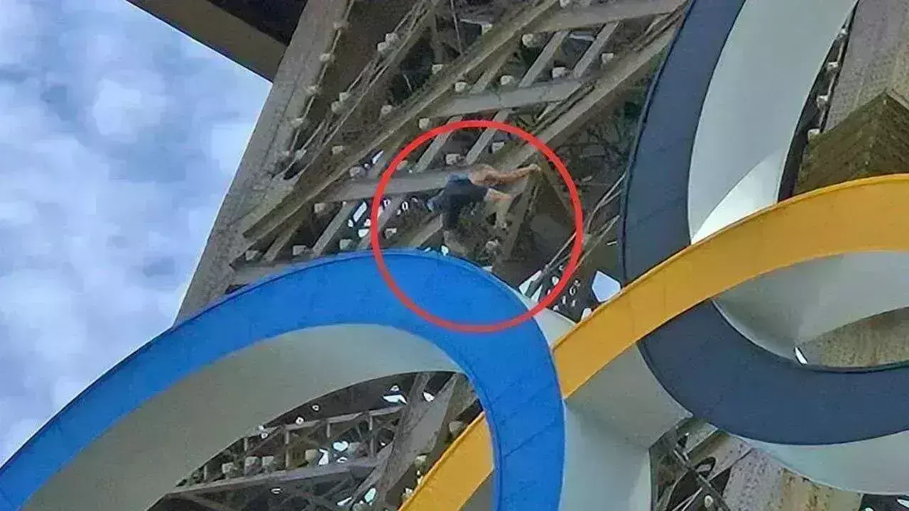 Paris Olympics 2024: ఈఫిల్ టవర్ ఎక్కిన ఓ వ్యక్తి.. అలర్ట్ అయిన పోలీసులు Paris Olympics 2024: ఈఫిల్ టవర్ ఎక్కిన ఓ వ్యక్తి.. అలర్ట్ అయిన పోలీసులు