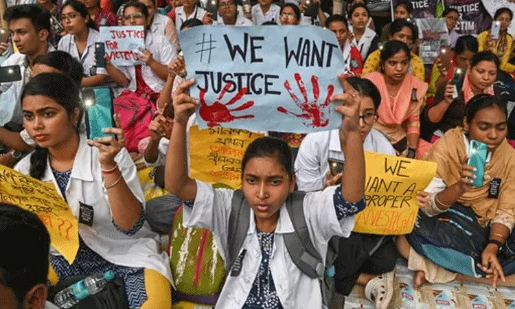 కోల్కతా డాక్టర్పై అత్యాచారం-హత్య: నలుగురు జూనియర్ వైద్యులకు సమన్లు కోల్కతా డాక్టర్పై అత్యాచారం-హత్య: నలుగురు జూనియర్ వైద్యులకు సమన్లు