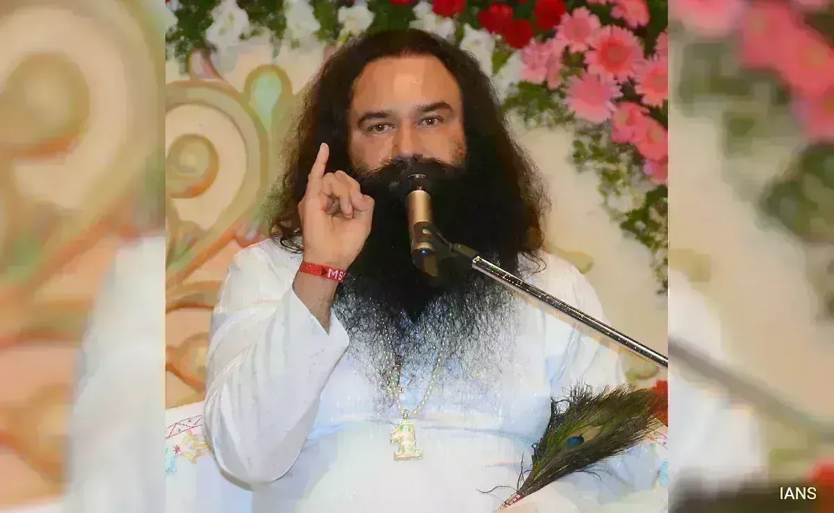 Dera Baba: జైలు నుంచి మరోసారి బయటకు వచ్చిన డేరా బాబా Dera Baba: జైలు నుంచి మరోసారి బయటకు వచ్చిన డేరా బాబా