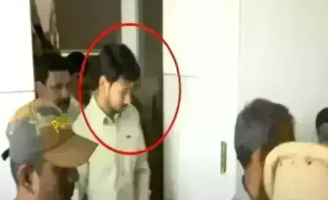 Jogi Rajeev: ఏసీబీ అదుపులో మాజీ మంత్రి జోగి రమేశ్ కుమారుడు Jogi Rajeev: ఏసీబీ అదుపులో మాజీ మంత్రి జోగి రమేశ్ కుమారుడు
