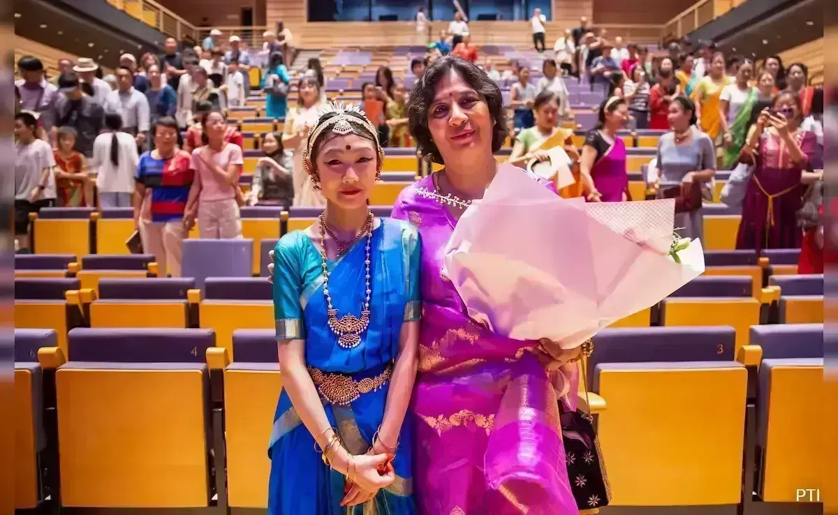 Arangetram: భరతనాట్య ప్రదర్శనతో రికార్డు సృష్టించిన చైనా బాలిక Arangetram: భరతనాట్య ప్రదర్శనతో రికార్డు సృష్టించిన చైనా బాలిక