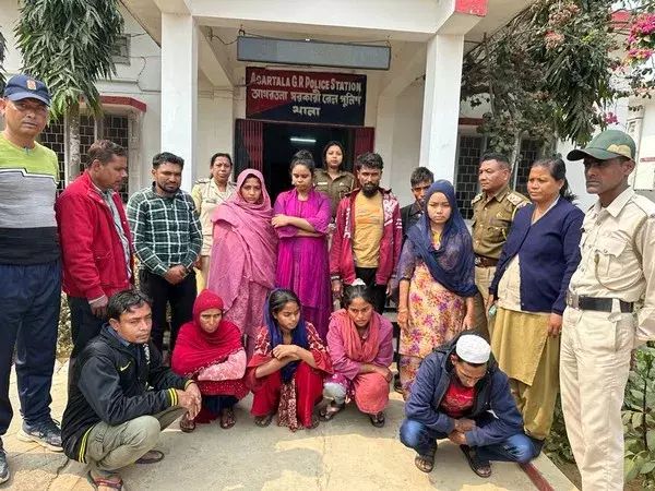 Bangladesh Violence: పలువురు బంగ్లాదేశీయులు అరెస్ట్ Bangladesh Violence: పలువురు బంగ్లాదేశీయులు అరెస్ట్