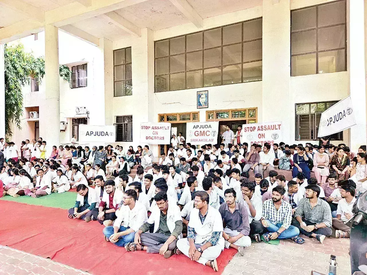 Telangana :  రాష్ట్రవ్యాప్తంగా ఓపీ సేవలు బంద్,మర్జెన్సీ సేవలు యథాతథం Telangana :  రాష్ట్రవ్యాప్తంగా ఓపీ సేవలు బంద్,మర్జెన్సీ సేవలు యథాతథం
