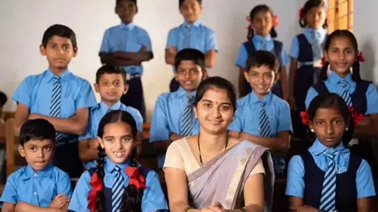 TG : మరో 2 నెలల్లో స్కూళ్లకు కొత్త టీచర్లు! TG : మరో 2 నెలల్లో స్కూళ్లకు కొత్త టీచర్లు!