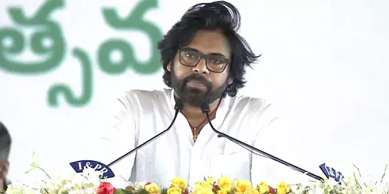 Pawan Kalyan: డిప్యూటీ సీఎం హోదాలో తొలిసారి జెండా ఎగరేసిన పవన్ Pawan Kalyan: డిప్యూటీ సీఎం హోదాలో తొలిసారి జెండా ఎగరేసిన పవన్