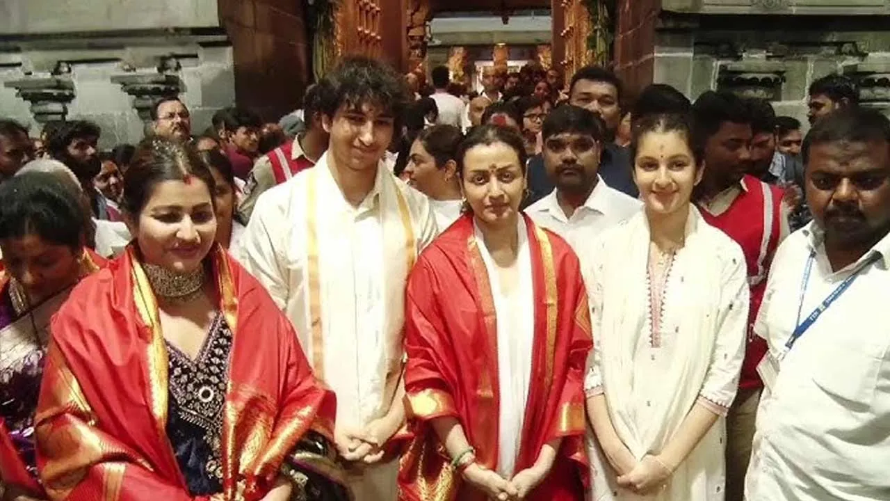 Mahesh Babu Family : తిరుమల శ్రీవారిని దర్శించుకున్న మహేశ్ ఫ్యామిలీ Mahesh Babu Family : తిరుమల శ్రీవారిని దర్శించుకున్న మహేశ్ ఫ్యామిలీ