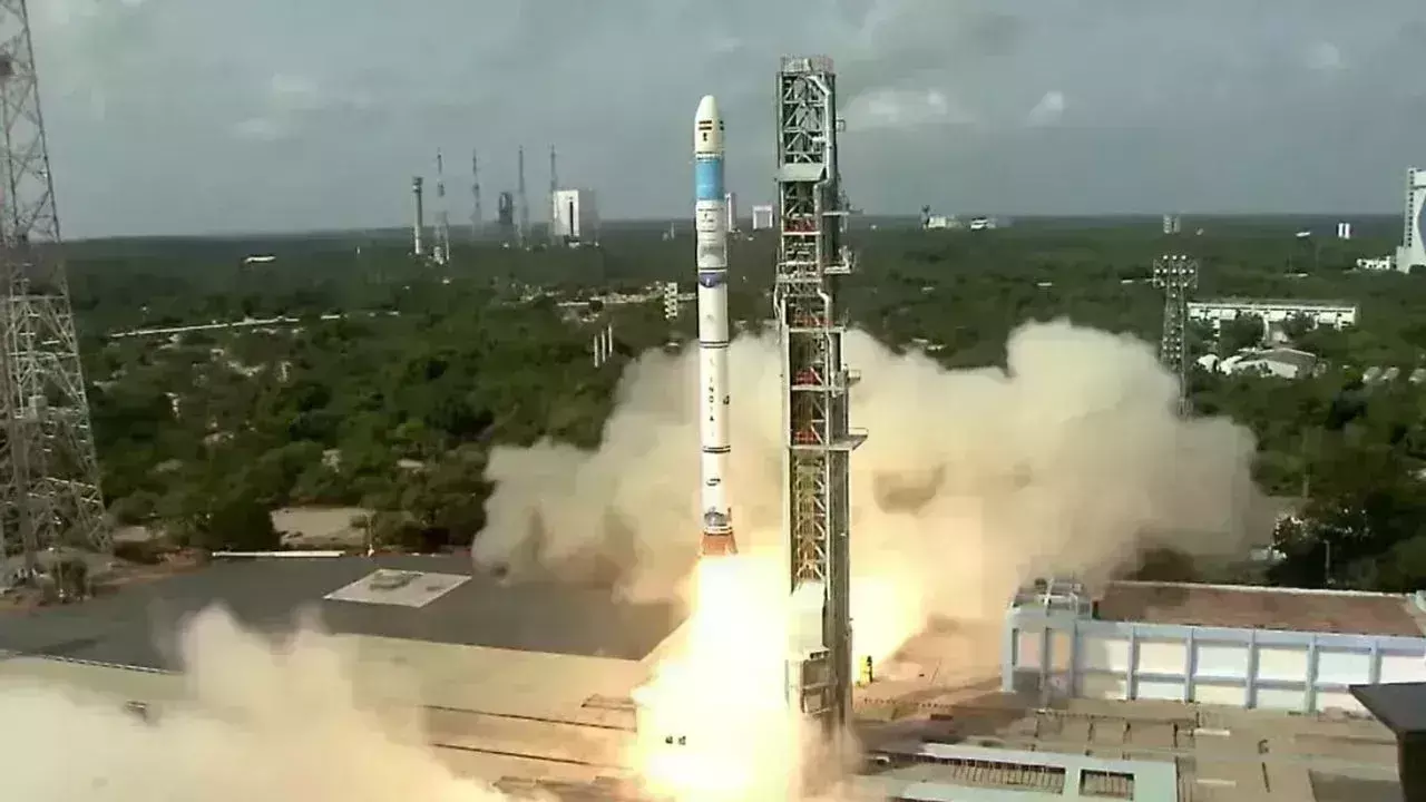 SSLV D3:  నిప్పులు చిమ్ముతూ నింగిలోకి దూసుకెళ్లిన ఎస్ఎస్ఎల్వీ డీ3