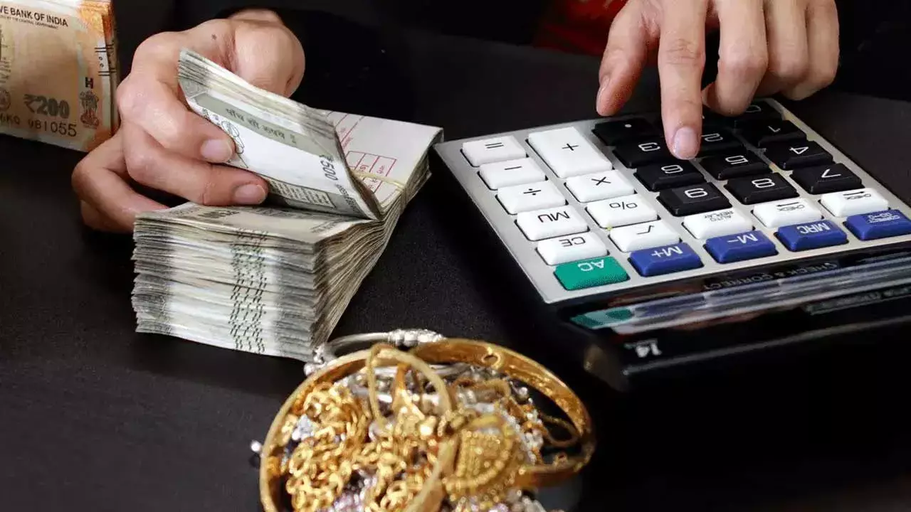 Gold Loans : గోల్డ్ లోన్ల కోసం ఎగబడుతున్న జనం Gold Loans : గోల్డ్ లోన్ల కోసం ఎగబడుతున్న జనం
